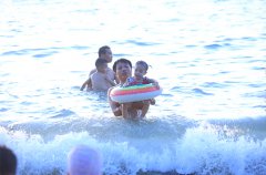 澳门太阳城注册： 游客在海水中嬉戏